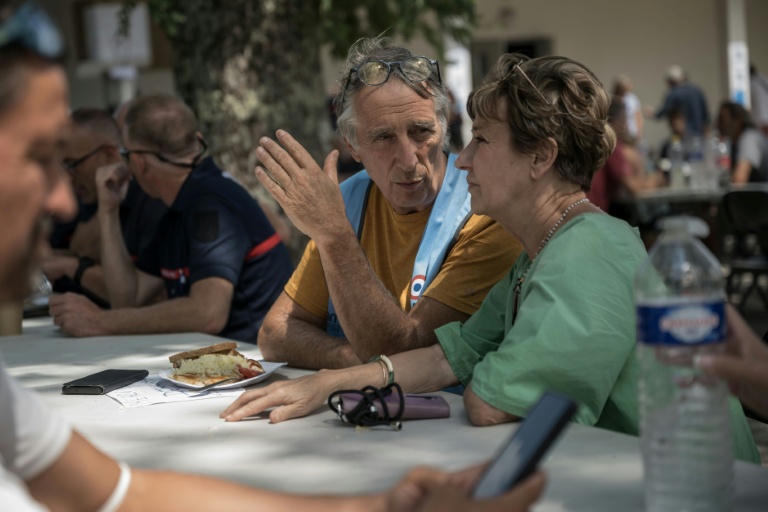 Le maire de la commune de Le Porge, Martial Zaninetti (C) , le 31 juillet 2026 à Le Porge 