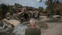 Un habitant devant les ruines de sa maison ravagée par les flammes dans la commune de Le Porge, le 31 juillet 2026 