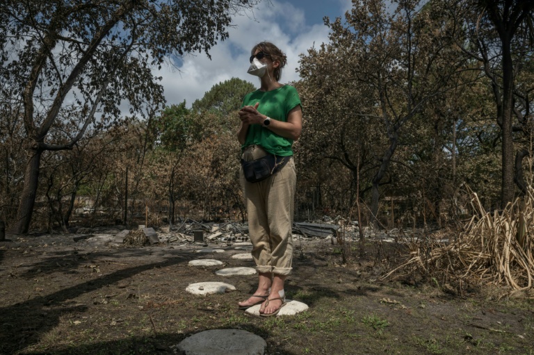 Une habitante mesure l'étendue des dégâts causés par l'incendie qui a ravagé la commune de Le Porge, en Gironde, le 31 juillet 2026 