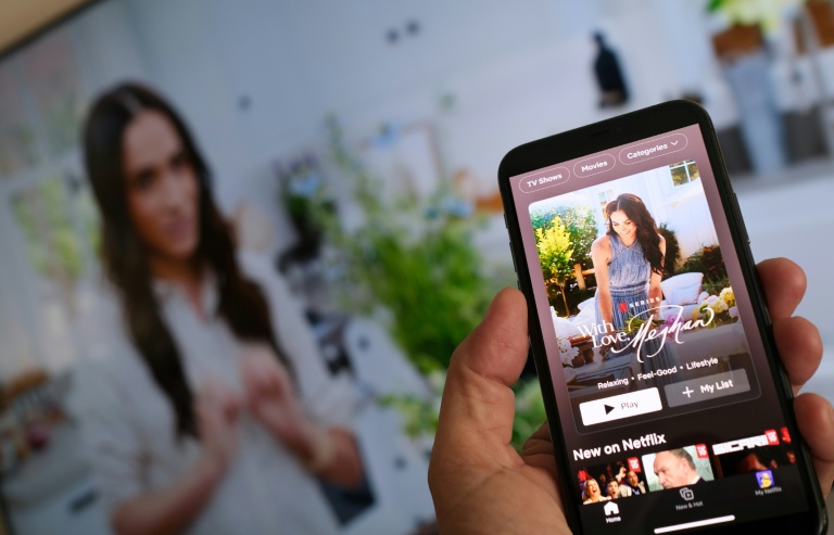 Un smartphone affiche la nouvelle émission de Meghan Markle sur Netflix, 