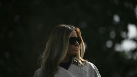 La Première dame américaine Melania Trump dans le jardin de la Maison Blanche, à Washington, le 25 avril 2025