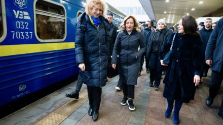 La Première ministre italienne Giorgia Meloni arrivant à Kiev le 24 février 2024 pour présider une réunion virtuelle du G7 sur l'Ukraine à l'occasion du deuxième anniversaire de l'invasion russe