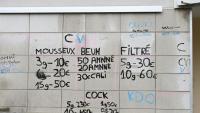 Des inscriptions sur le prix des drogues sur un mur du quartier des Cévennes à Alès, lors d'une visite de points de deal par des magistrats du parquet français, le 22 janvier 2026 dans le Gard