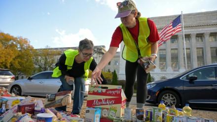 Des bénévoles de l'association People's Pantry Food récoltent des dons alimentaires sur l'esplanade du National Mall à Washington, le 30 octobre 2025
