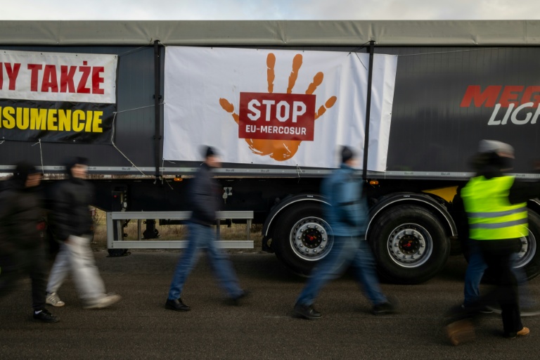 Une manifestation contre l'accord entre l'UE et le Mercosur, à Wiskitki, en Pologne ,le 30 décembre 2025