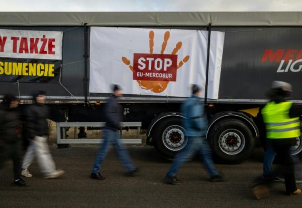 Une manifestation contre l'accord entre l'UE et le Mercosur, à Wiskitki, en Pologne ,le 30 décembre 2025