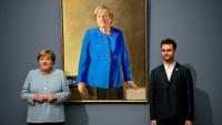 L’ancienne chancelière allemande Angela Merkel (à gauche) et l’artiste franco-allemand Jeremie Queyras (à droite) se tiennent à côté de sa peinture « Portrait de l’ancienne chancelière fédérale Angela Merkel » après son dévoilement au musée Bode à Berlin, le 30 juin 2026.