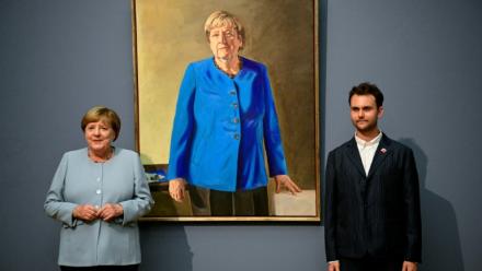 L’ancienne chancelière allemande Angela Merkel (à gauche) et l’artiste franco-allemand Jeremie Queyras (à droite) se tiennent à côté de sa peinture « Portrait de l’ancienne chancelière fédérale Angela Merkel » après son dévoilement au musée Bode à Berlin, le 30 juin 2026.
