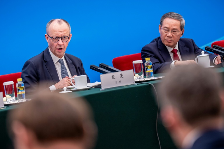 Le chancelier allemand Friedrich Merz et le Premier ministre chinois Li Qiang à Pékin, le 25 février 2026