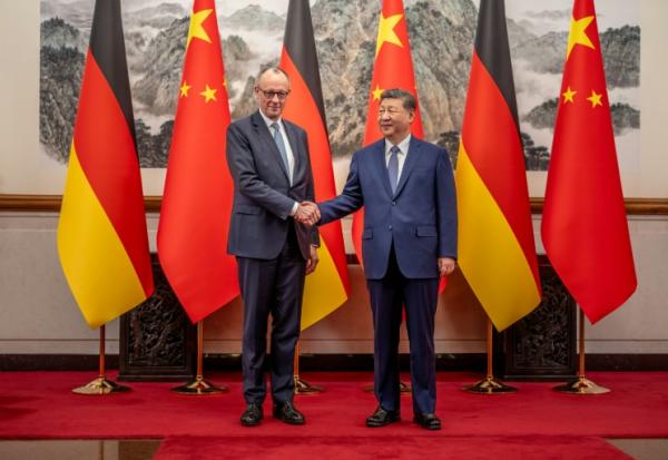 Le chancelier allemand Friedrich Merz et le président chinois Xi Jinping à Pékin, le 25 février 2026