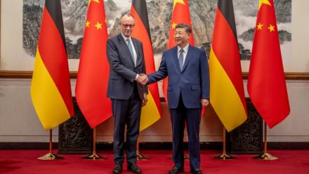 Le chancelier allemand Friedrich Merz et le président chinois Xi Jinping à Pékin, le 25 février 2026