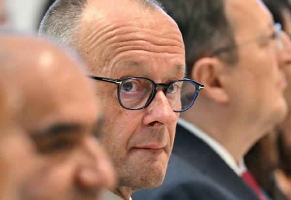 Le chancelier allemand Friedrich Merz (c), le 20 octobre 2026 à Berlin