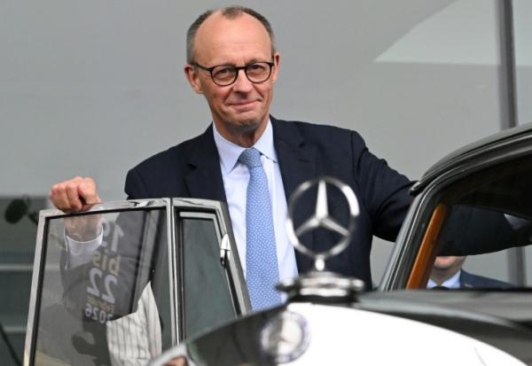 Le chancelier allemand Friedrich Merz pose devant la Mercedes de son lointain prédécesseur Konrad Adenauer avant le congrès de la CDU à Stuttgart, le 19 février 2026