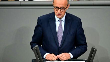 Le chancelier allemand Friedrich Merz s'adresse au Bundestag, la chambre basse du Parlement allemand, le 16 octobre 2025