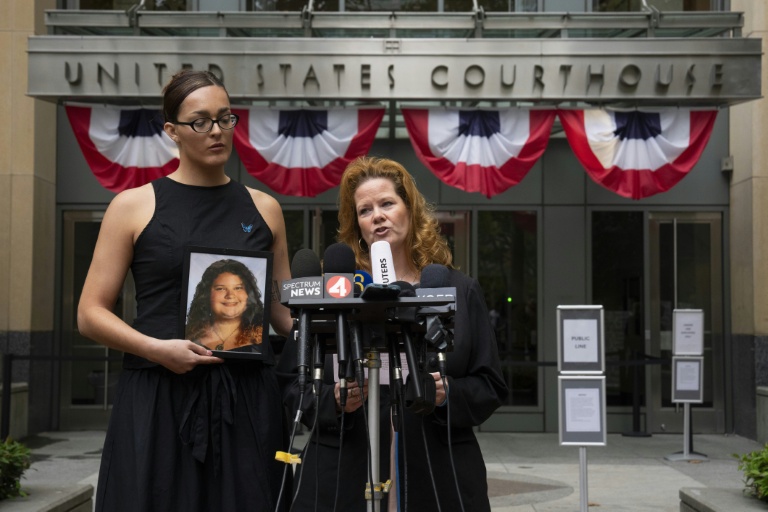 Erin Popolo, dont la fille de 17 ans s'est suicidée, s'adresse aux médias devant le tribunal d'Oakland (Californie)