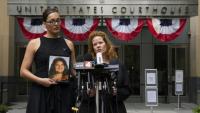 Erin Popolo, dont la fille de 17 ans s'est suicidée, s'adresse aux médias devant le tribunal d'Oakland (Californie)