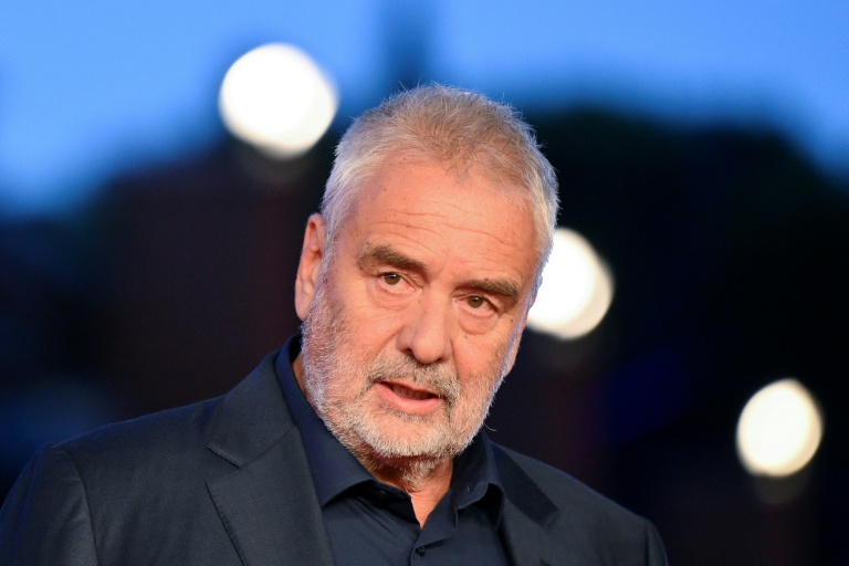 Le réalisateur français Luc Besson arrive pour la projection d'un film dans le cadre du 20e Festival international du cinéma de Rome, à l'Auditorium Parco della Musica, à Rome, le 24 octobre 2025