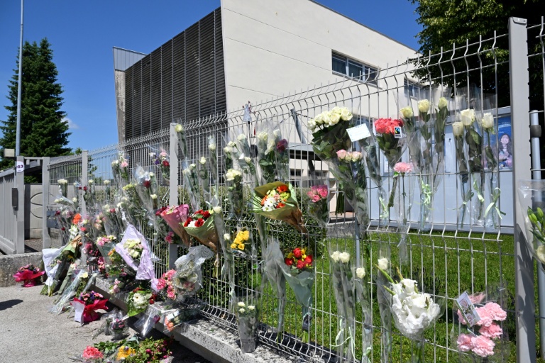 Des fleurs sur les grilles du collège Françoise-Dolto à Nogent, en Haute-Marne, le 11 juin 2025