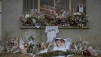 Des fleurs et des hommages devant un silo agricole où a été retrouvé le corps de Lyhanna, 11 ans, à Puycasquier (Gers), le 16 juin 2026