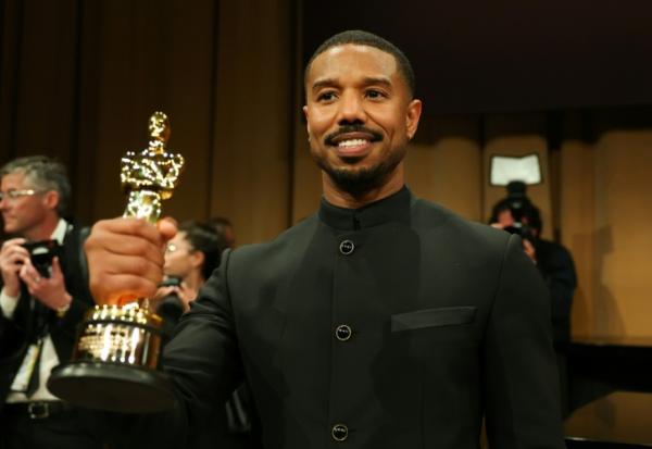L'acteur américain Michael B. Jordan reçoit l'Oscar du meilleur acteur pour son rôle dans "Sinners", le 15 mars 2026 à Hollywood, en Californie