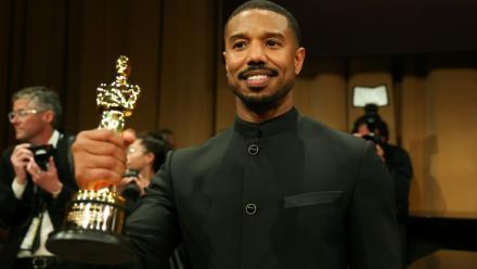 L'acteur américain Michael B. Jordan reçoit l'Oscar du meilleur acteur pour son rôle dans "Sinners", le 15 mars 2026 à Hollywood, en Californie