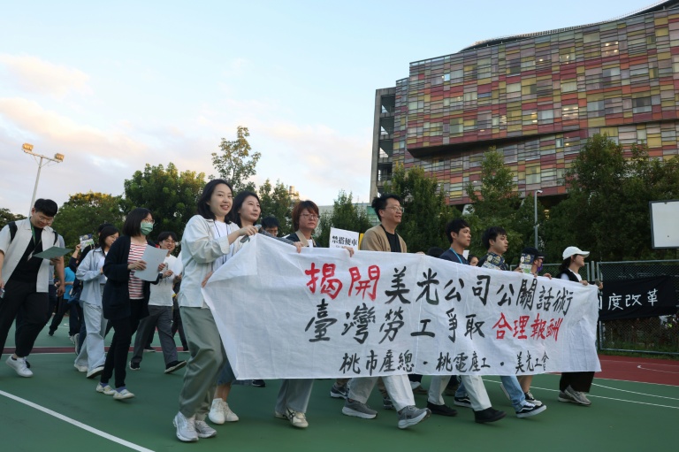 Des employés taïwanais du groupe américain Micron manifestent pour réclamer de meilleures primes à Taoyuan (Taïwan), le 17 septembre 2026