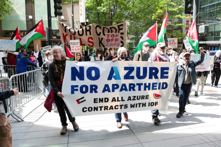 Des militants pro-Palestine manifestent à l'entrée de la conférence annuelle de Microsoft pour les développeurs, au Seattle Convention Center de Seattle, le 19 mai 2025.