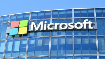 Microsoft a une fois de plus dépassé les attentes des marchés avec des résultats en hausse au troisième trimestre de son exercice décalé, qui a été marqué par une poursuite de l'ascension des activités en nuages ("cloud")