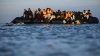 Des migrants dans un bateau de passeurs pour tenter de traverser la Manche au large de la plage de Gravelines, le 27 septembre 2025 dans le Nord