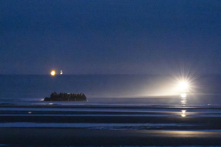 Des migrants embarquent à bord d'un bateau pour tenter une traversée de la Manche le 19 septembre 2025 au large de la plage de Gravelines