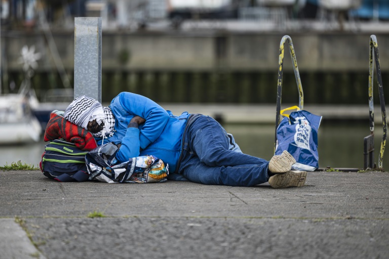 Un migrant dort à Gravelines, le 26 septembre 2025