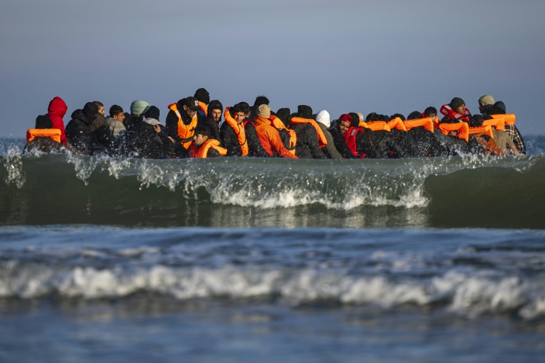 Des migrants dans un bateau de passeurs pour tenter de traverser la Manche au large de la plage de Gravelines, le 27 septembre 2025 dans le Nord