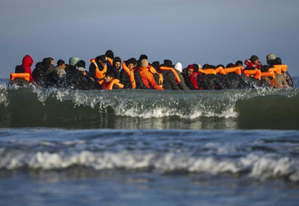 Des migrants dans un bateau de passeurs pour tenter de traverser la Manche au large de la plage de Gravelines, le 27 septembre 2025 dans le Nord