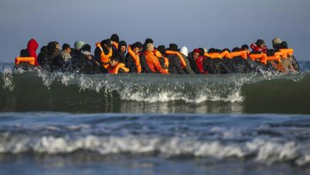Des migrants dans un bateau de passeurs pour tenter de traverser la Manche au large de la plage de Gravelines, le 27 septembre 2025 dans le Nord