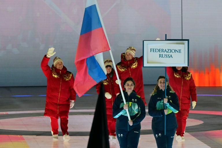 La délégation russe défile lors de la cérémonie d'ouverture des Jeux paralympiques de Milan Cortina, le 6 mars 2026 à Vérone (Italie)