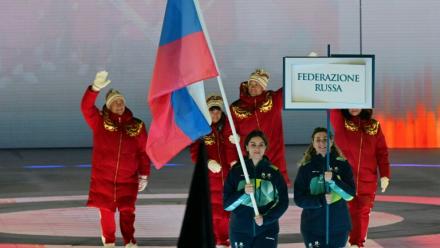 La délégation russe défile lors de la cérémonie d'ouverture des Jeux paralympiques de Milan Cortina, le 6 mars 2026 à Vérone (Italie)