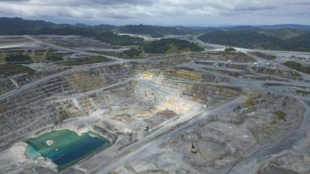 Vue aérienne de la mine de cuivre à ciel ouvert de la compagnie canadienne First Quantum Minerals, à Donoso, au Panama, le 21 mars 2025