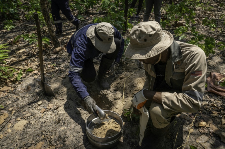 Des employés de KoBold Metals analysent des échantillons de sol lors de l'exploration de lithium à Manono, dans le sud-est de la RDC, le 9 septembre 2026