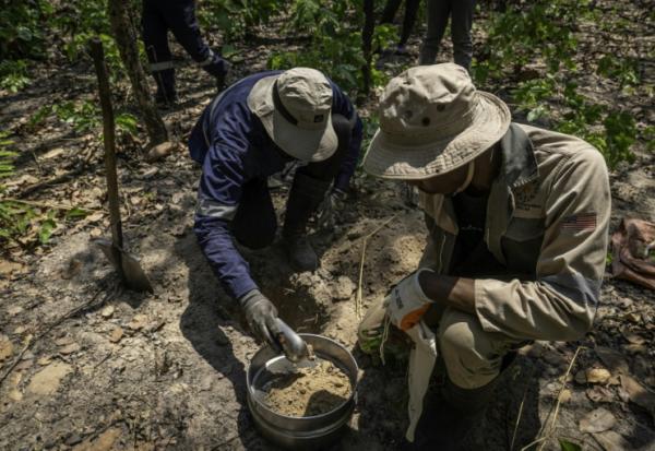 Des employés de KoBold Metals analysent des échantillons de sol lors de l'exploration de lithium à Manono, dans le sud-est de la RDC, le 9 septembre 2026