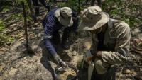 Des employés de KoBold Metals analysent des échantillons de sol lors de l'exploration de lithium à Manono, dans le sud-est de la RDC, le 9 septembre 2026