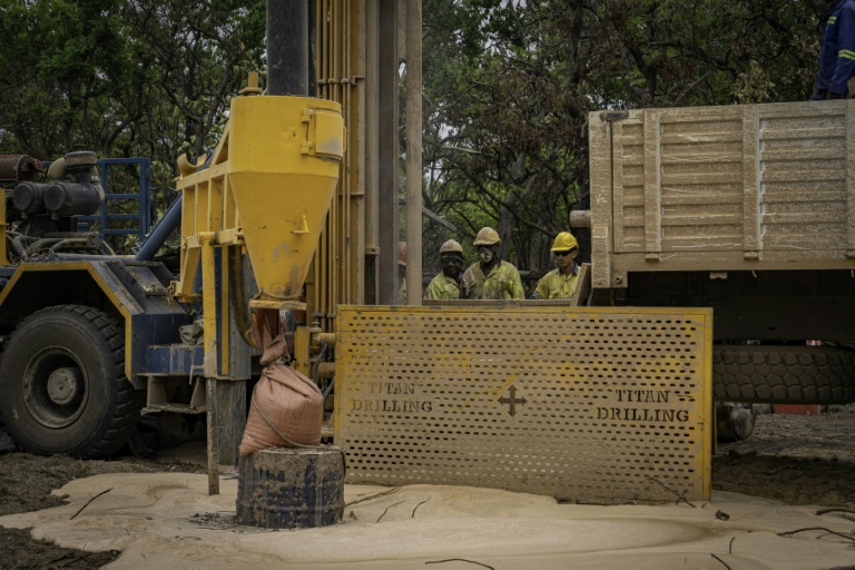 Des employés de KoBold Metals sur un site d'exploration de lithium à Manono, dans le sud-est de la RDC, le 9 septembre 2026