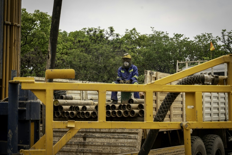 Un employé de KoBold Metals sur un site d'exploration de lithium à Manono, dans le sud-est de la RDC, le 9 septembre 2026
