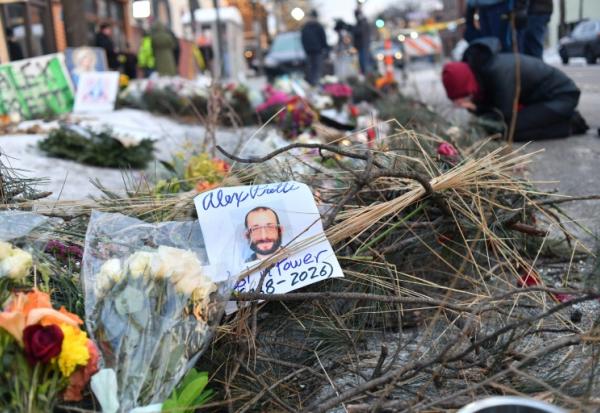 Un mémorial improvisé à l'endroit où Alex Pretti a été abattu la veille par la police de l'immigration (ICE) à Minneapolis, dans le Minnesota, le 25 janvier 2026