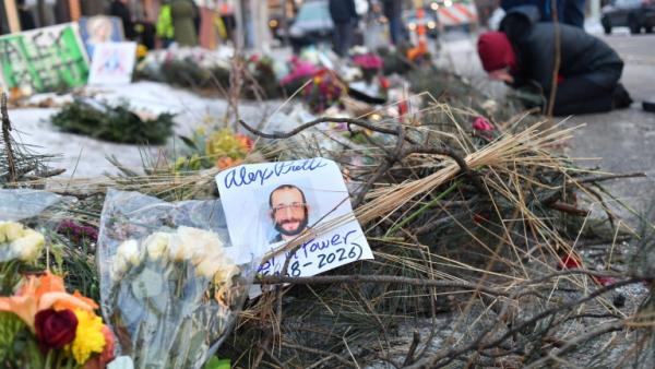 Un mémorial improvisé à l'endroit où Alex Pretti a été abattu la veille par la police de l'immigration (ICE) à Minneapolis, dans le Minnesota, le 25 janvier 2026