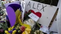 Des messages et des fleurs sur le mémorial improvisé dédié à Alex Pretti, à Minneapolis, dans le Minnesota, le 29 janvier 2026