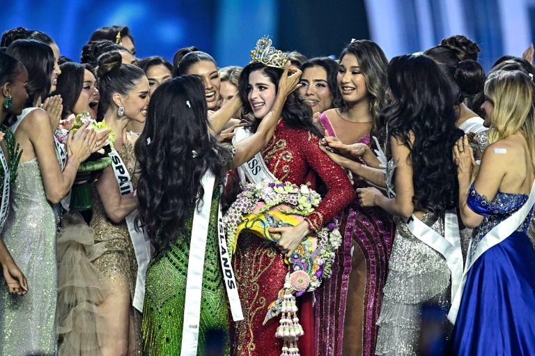 Miss Univers 2025, Fatima Bosch, est entourée par les autres participantes du concours après sa victoire, le 21 novembre 2025 à Nonthaburi en Thaïlande