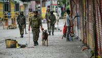 Des paramilitaires indiens patrouillent le 10 mai 2025 à Srinagar dans le Cachemire indien