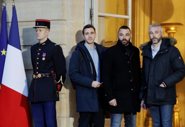 Le président des Jeunes Agriculteurs (JA) Pierrick Horel (C) et sa délégation à leur arrivée à Matignon à Paris le 19 décembre 2025 