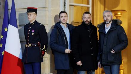 Le président des Jeunes Agriculteurs (JA) Pierrick Horel (C) et sa délégation à leur arrivée à Matignon à Paris le 19 décembre 2025 