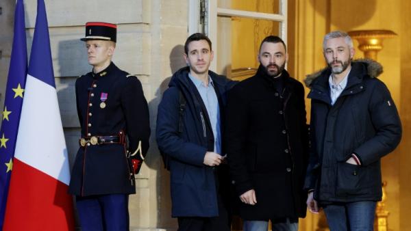 Le président des Jeunes Agriculteurs (JA) Pierrick Horel (C) et sa délégation à leur arrivée à Matignon à Paris le 19 décembre 2025 